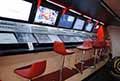 Tecnologia box con i monitor di dietro le quinte a bordo pista nelle gara di Formula 1 al Museo Ferrari Maranello