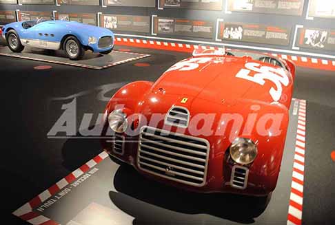 Museo Ferrari di Maranello - Ferrari 125 Sport barchetta Ala spessa con il motore V12, fu il primo motore Ferrari progettata da Gioachino Colombo