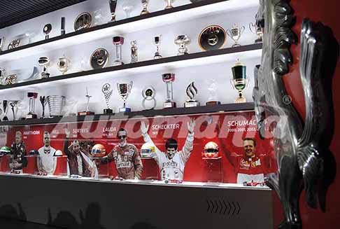 Museo Ferrari di Maranello - Sala dei Trofei con le vittore in Formula One al Museo Ferrari Maranello 2021