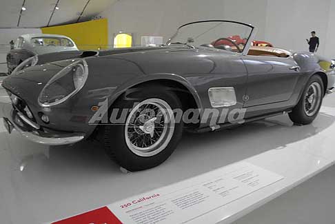 Museo Ferrari - Ferrari 250 California vingage cars esposta al Museo Ferrari MEF esposizione Capolavori senza tempo a Modena