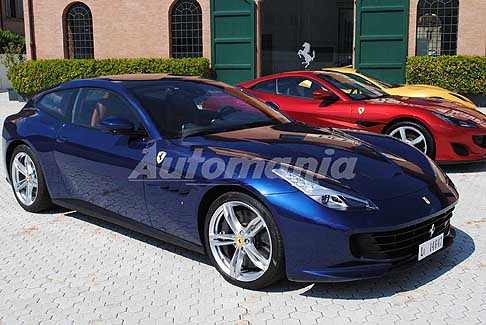 Ferrari - Esposizione esterna Ferrari FF al Museo Ferrari di Modena