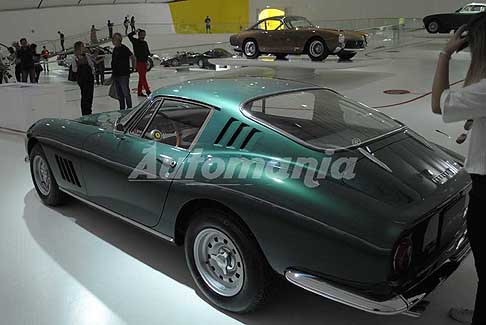 Museo Ferrari - Ferrtari 275 GTB fiancata posteriore esposta al Museo Ferrari esposizione Capolavori senza tempo a Modena