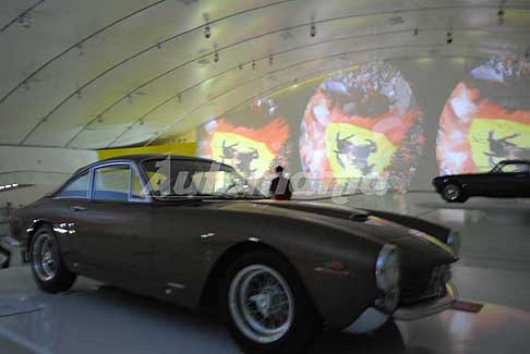 Ferrari - Museo Ferrari la proiezione del video con impianto audiovisivo all´avanguardia, con la magica storia dei 90 anni di vita di Enzo Ferrari nella struttura centrale