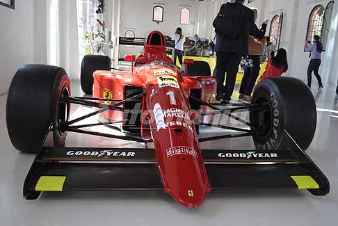 Museo Ferrari - Officina altredo Ferrari Modena con la monoposto Formula 1 Ferrari F1-90 del 1990