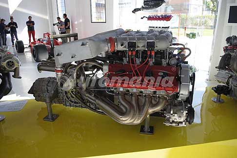 Museo Ferrari - Officina altredo Ferrari Modena con i potenti motori di Formula 1 Ferrari