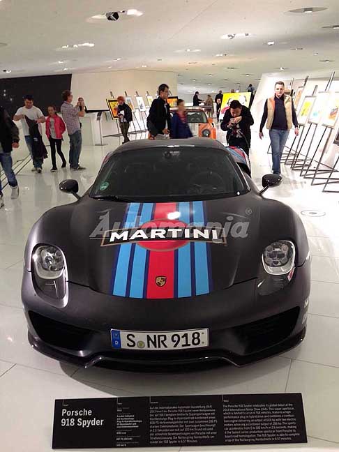 Porsche - Porsche 918 Spyder nera con una inedita livrea Martini