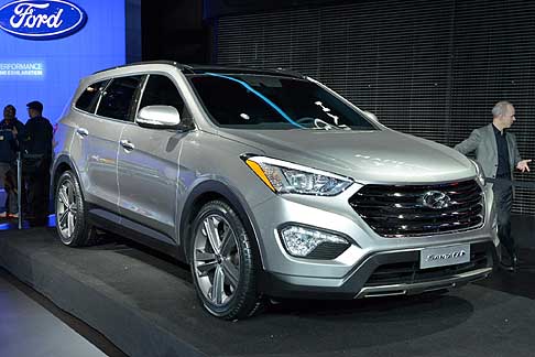 Hyundai - La nuova Hyundai Santa Fe con il nuovo frontale, dominato dallimponente griglia di areazione