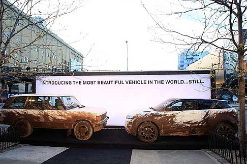 Land Rover - A Confronto la Prima Range Rover del 1987 e la nuova nata Land Rover Evoque 2012 al Salone di News York 2012