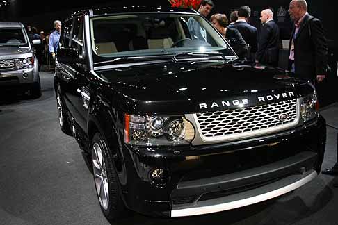 Land Rover - Fuoristrada Range Rover nero metalizzato calandra al Salone di dellAuto di New York