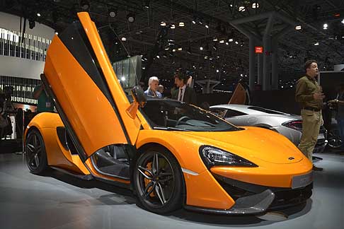 Supercar a NYAS 2015 - McLaren 570S supercar dotato di un motore V8 3.8, con doppio turbo compressore, che eroga una potenza di 570 CV a 7.400 giri al minuto e 600 Nm di coppia