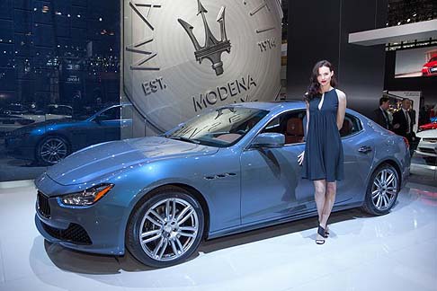 Maserati - Lo speciale allestimento  caratterizzato della composizione bi-cromatica e bi-materica dellabitacolo dove, alla pelle Poltrona Frau, sono accoppiati inserti 100% in fibra naturale di seta Mulberry Ermengildo Zegna.