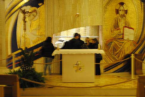Padre Pio - Devoti pregano San Pio di Pietrelcina