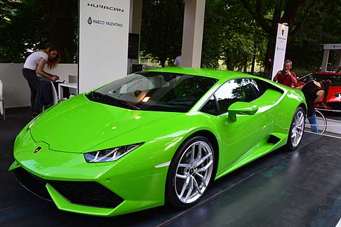 Supercar che sucesso a Parco Valentino - Supercar Lamborghini Huracan spiccava per il suo colore green al Parco Valentino di Torino