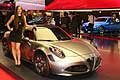 Alfa Romeo 4C Coup e hostess al Salone di Parigi 2016