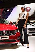 Fiat Tipo e hostess al Salone di Parigi 2016