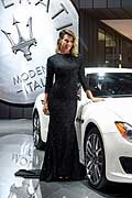 Maserati Quattroporte GranSport e bella modella al Salone di Parigi 2016. Elegante modella formosa al Motor Show di Parigi