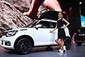 Suzuki Ignis e hostess al Parigi Motor Show 2016