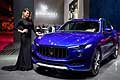 Suv Maserati Levante e hostess al Salone Internazionale di Parigi 2016