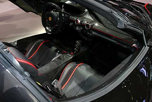 Ferrari - LaFerrari Aperta presenta all´interno dell´abitacolo nuovi abbinamenti tra la pelle e l´alcantara