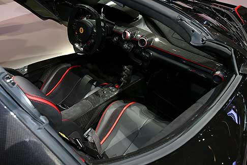 Ferrari - LaFerrari Aperta presenta allinterno dellabitacolo nuovi abbinamenti tra la pelle e lalcantara