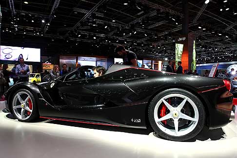 Ferrari - LaFerrari Aperta l´attenzione all´aereodinamica è continuata per fare si che l´aria calda dei radiatori anteriori non arrivasse dentro l´abitacolo