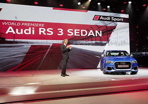 Audi - Il dinamismo viene trasmesso anche attraverso un design basato su linee taglienti, nette, ben definite.