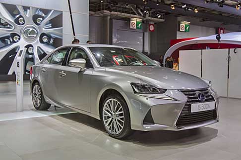 Lexus IS 2017 - Molto apprezzata dalla clientela, la nuova Lexus IS si presenta con un restyling che ne affina ulteriormente lappeal e la prepara ad un sicuro successo di vendita.