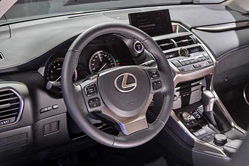 Lexus NX 300h Sport - L'abitacolo della Lexus NX 300h Sport è curato, moderno, tecnologico 