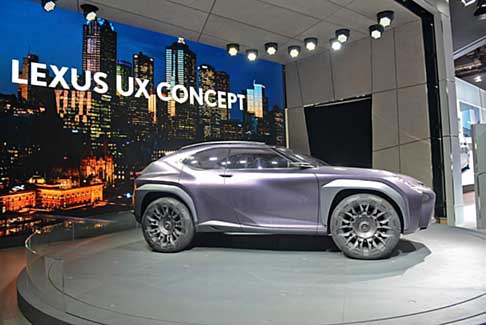 Lexus UX Concept - Il concetto di destrutturazione è uno degli elementi chiave della concept, evidente nella parte anteriore dell’abitacolo, dove la plancia è stata sostituita da soluzioni con forme spigolose e sovrapposte che creano giochi di luci ed ombre.