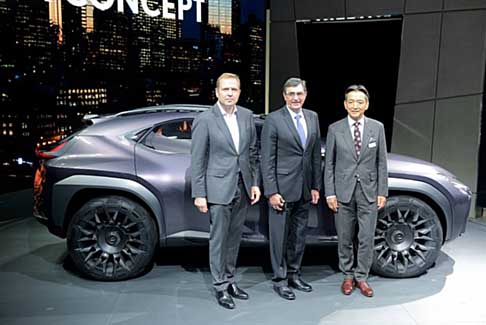 Lexus UX Concept - Interessanti anche i pneumatici concept Goodyear Urban Crossover, sviluppati esclusivamente per Lexus UX, che si distinguono per il battistrada dinamico, creato attraverso un sistema di incisione al laser sviluppato da Goodyear