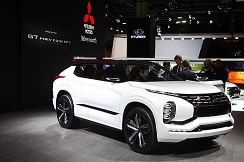 Mitsubishi  - Premiere mondiale, il nuovo Concept Ground Tourer-PHEV (o GT-PHEV)  un SUV coup di fascia premium dalla piacevole esperienza di guida. 