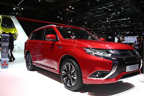 Mitsubishi  - Nello stand Mitsubishi c spazio anche per il rinnovato Outlander PHEV MY17, molto apprezzato dalla clientela globale e che si configura come il veicolo bestseller della gamma. 