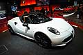 Sulla passerella parigina sfilano anche la supercar Alfa Romeo 4C insieme alla sua evoluzione openair 4C Spider. 