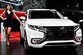 Mitsubishi Outlander PHEV Concept, hostess al Motor Show di Parigi 2014