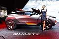 Peugeot Quartz fiancata e hostess al Salone Internazionale dell´Auto di Parigi 2014