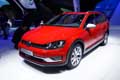 Volkswagen Golf Alltrack rossa anteriore al MondiIal de lAutomobile 2014 di Parigi