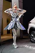 Modella futuristica e stravagante con tacchi a spillo che affianca il Suv Lexus al Mondial de l´Automobile 2014 di Parigi