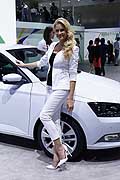 Elegante Modella bionda vestita di bianco allo Stand Suzuki al Mondial de lAutomobile 2014 di Parigi