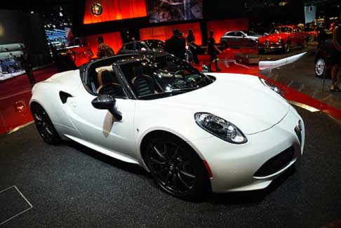 Alfa Romeo - Sulla passerella parigina sfilano anche la supercar Alfa Romeo 4C insieme alla sua evoluzione openair 4C Spider. 