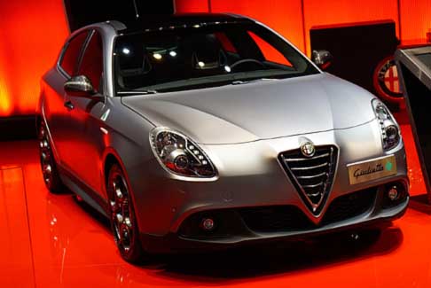 Alfa Romeo -  Debutta in anteprima mondiale a Parigi la nuova Giulietta Sprint, un chiaro omaggio alliconica Giulietta Sprint del 1954.