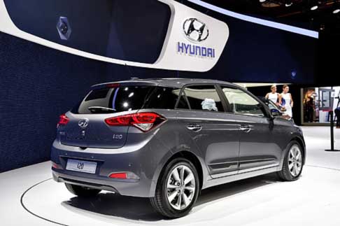 Hyundai - Stilisticamente, la nuova i20 sfoggia una griglia esagonale, ampi gruppi ottici posteriori e nuove livree (metallizzate, perlate o pastello), abbinabili a interni monocromatici neri o con inserti bicolori