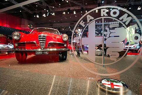 Alfa Romeo - Alfa Romeo ritorna al Salone di Parigi con una vetrina dalla forte connotazione sportiva, che non tradisce lanima di questo marchio dalla ricca storia fatta di vetture emozionanti.