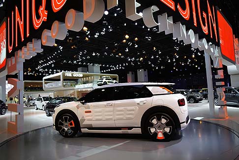 Citroen - La concept C4 Cactus AIRFLOW 2L  un autentico laboratorio dove i progettisti del marchio non hanno davvero risparmiato creativit, innovazione e tecnologia. 