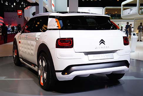 Citroen - I materiali impiegati per lo sviluppo della concept C4 Cactus Airflow 2L sono innovativi e ultraleggeri. 