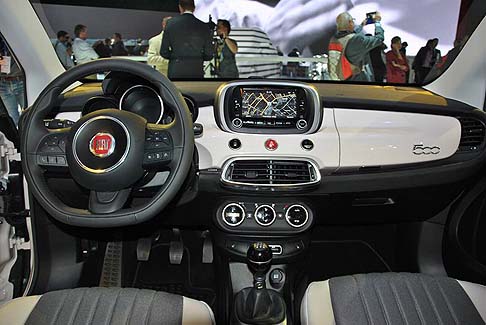 Fiat - Realizzata in due differenti versioni, una pi urbana e laltra per il tempo libero, la Fiat 500X  sempre affidabile ed efficiente in ogni situazione. Fiat 500X interni