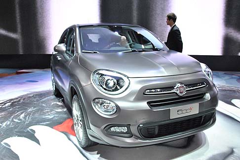 Fiat - La nuova Fiat 500X propone, a seconda dei mercati, diverse combinazioni motore, cambio e trasmissione. New Fiat 500X calandra e anteriore