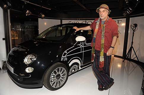 Fiat - La 500 Ron Arad Edition viene esposta presso il MotorVillage Rond-Point des Champs Elyses insieme alla show car 500 Comics, 500 Camouflage e 500 Jeans, tre differenti declinazioni del concept 500 Couture.