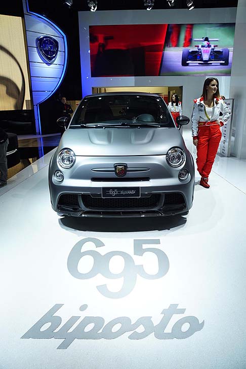 Lancia - La Abarth 695 biposto, presentata recentemente a Ginevra,  ordinabile da giugno al prezzo di partenza di 39.000 euro. 