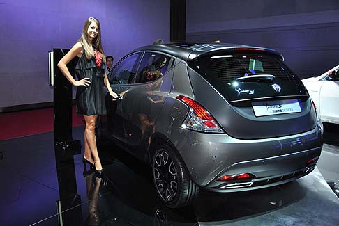 Lancia - Completa lo stand di Lancia la versione speciale Ypsilon MOMODESIGN che nasce dalla collaborazione tra due marchi italiani noti per aver contribuito allo sviluppo del design.