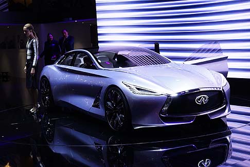 Infiniti - La Q80 Inspiration vanta prestazioni inaspettate grazie ai 550 CV erogati dal sistema ibrido composto da un V6 biturbo ridimensionato da 3,3 litri e da un motore elettrico.